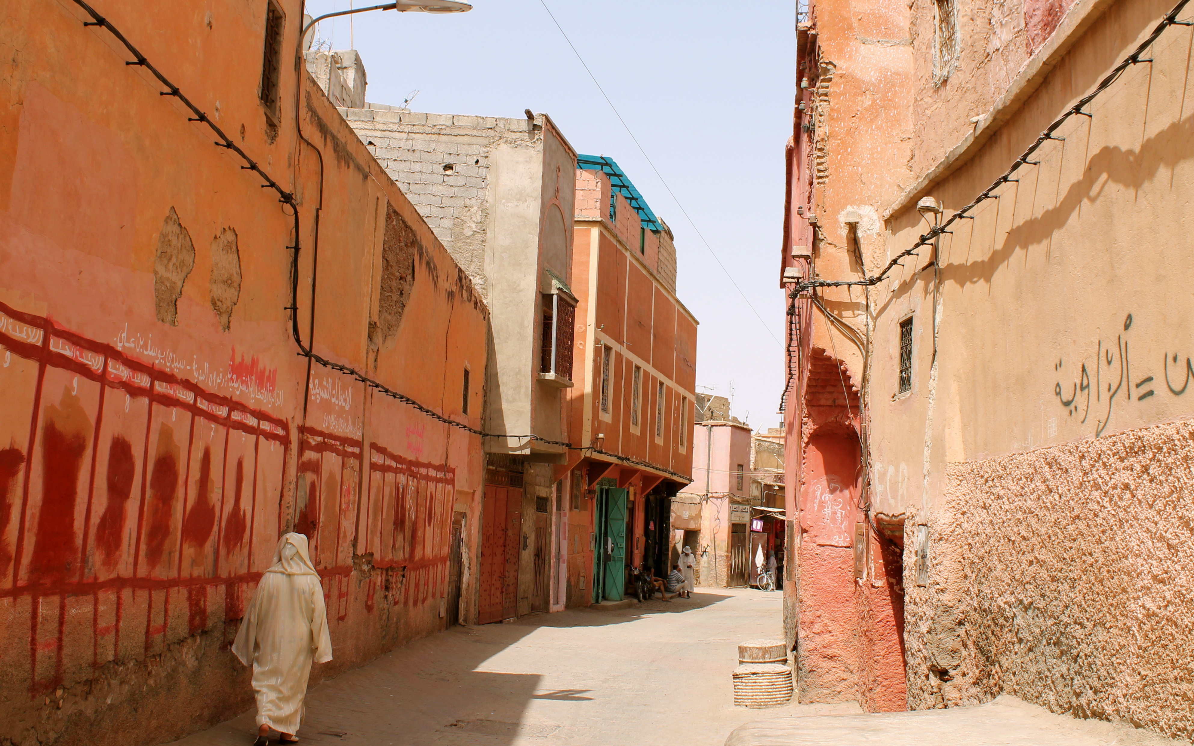 Улица восток нить. Медина Марракеш. Танжер Марокко улицы. Марракеш трущобы. Себха-тах Марокко.